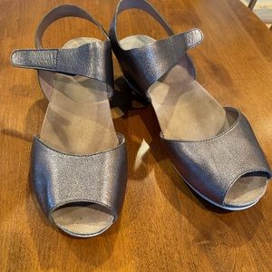Dansko cushion wedge 40 or 10sz